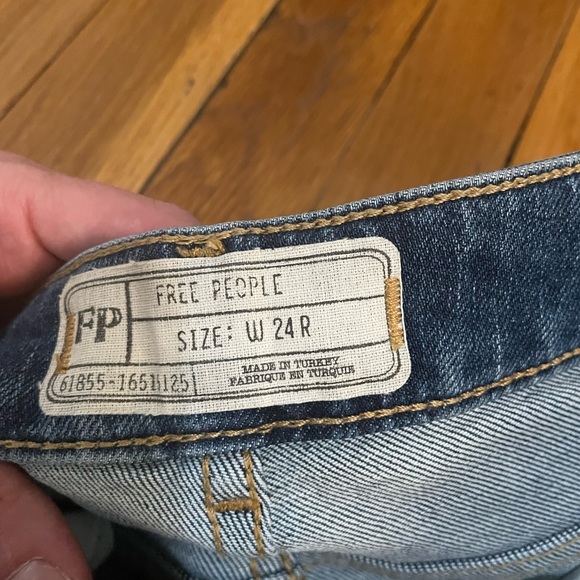 Free people flare jeans 7/8 length… size 24r… great condition - Picture 3 of 3